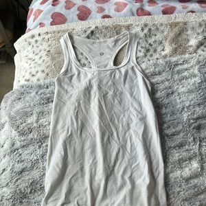 Lulu lemon white tank top no stains barely worn size 2